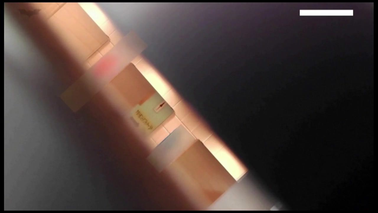 【【限定配信】マ○コ丸見え!!第三体育館潜入撮】File022 進化3 明るさ調整し、前部収録 裏DVDサンプル画像