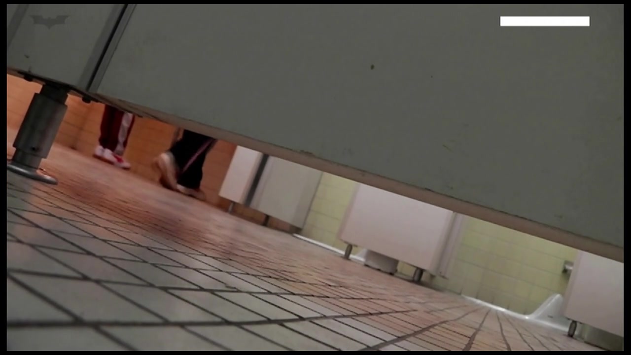 【【限定配信】マ○コ丸見え!!第三体育館潜入撮】File022 進化3 明るさ調整し、前部収録 裏DVDサンプル画像