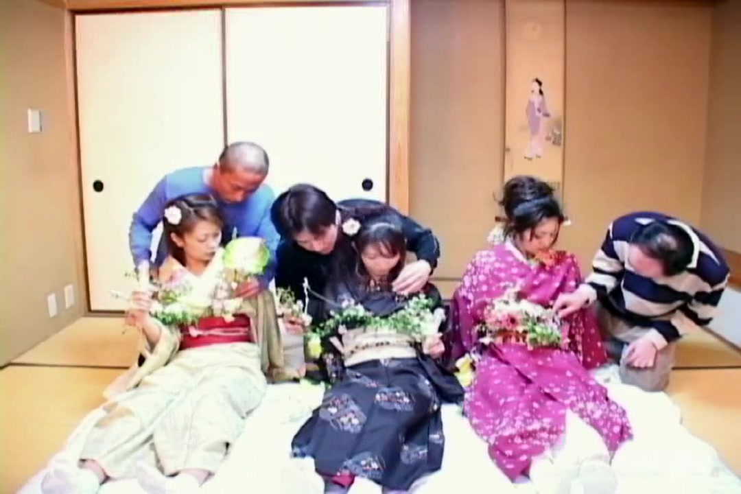 女子大生華道部：椿まや　大城楓　坂本優  サンプル画像