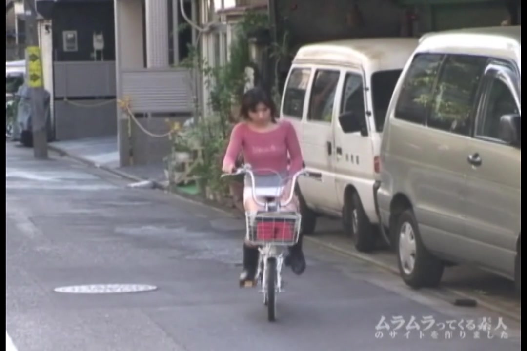 ノーパン自転車で女の子たちが街を疾走！爽やかな春の香りはここからしていた！誰もが覗きたくても覗けなかったデルタ地帯をしっかり撮影しました あや ありさ サンプル画像