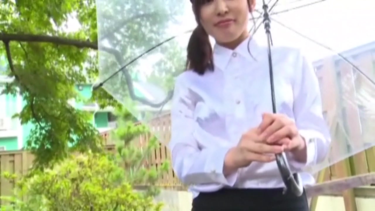 発禁!元AKB金子智美の衝撃ポロリ映像! 金子智美 サンプル画像12