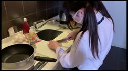 白ソックスと制服を纏ってさながら中◯生のみくちゃんと料理をしたり初恋の話をした後に制服生中だしセックス サンプル画像
