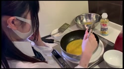 白ソックスと制服を纏ってさながら中◯生のみくちゃんと料理をしたり初恋の話をした後に制服生中だしセックス サンプル画像