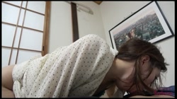 【個人撮影】人の奥さん愛奴5号 実家に帰る5号の後をつけて、家庭訪問！同級生のふりをして実家潜入に成功！調教をしていたら母親が部屋に入ってきて大ピンチ！ サンプル画像5