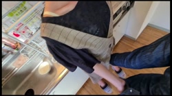 若いスレンダーな人妻と不倫。下着をいじりパンツ横から挿入して中出し。 サンプル画像2