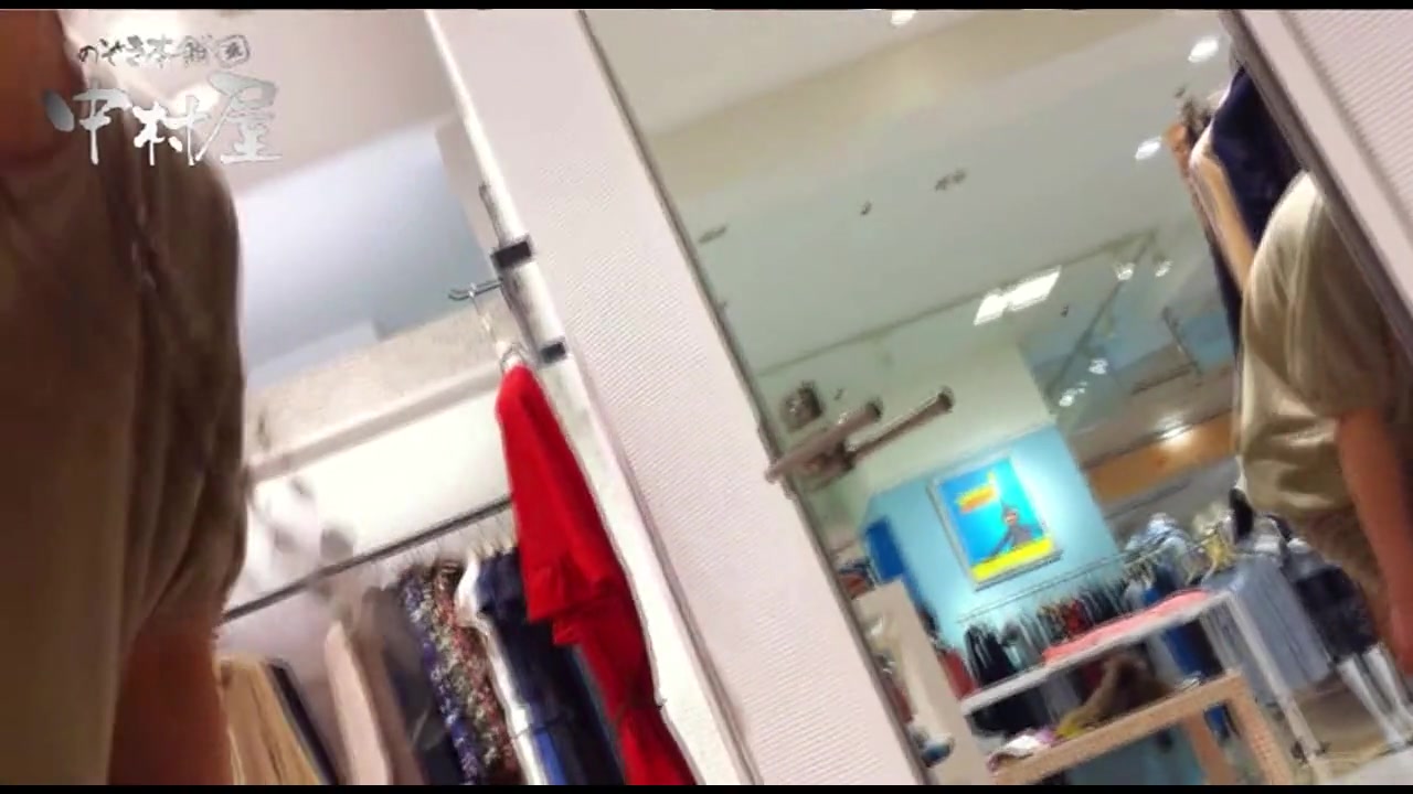 美人アパレル胸チラ&パンチラ vol.52 おとなしそうな店員の胸元にアタック! サンプル画像19