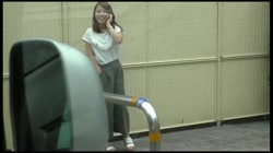 【顔出し・NTR】旦那が仕事中に真昼間っから変態プレイで浮気する美人若妻、野外でバレないようにこっそりオナニー サンプル画像