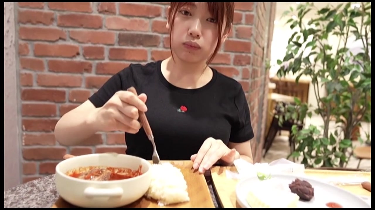 【初撮り】【顔出し】柔乳爆乳の愛がいっぱいｉカップ。厚い上唇の激エロフェラで我慢の限界。。ゲームフレンドの金欠む..す..め..を中出しサポート！ サンプル画像2