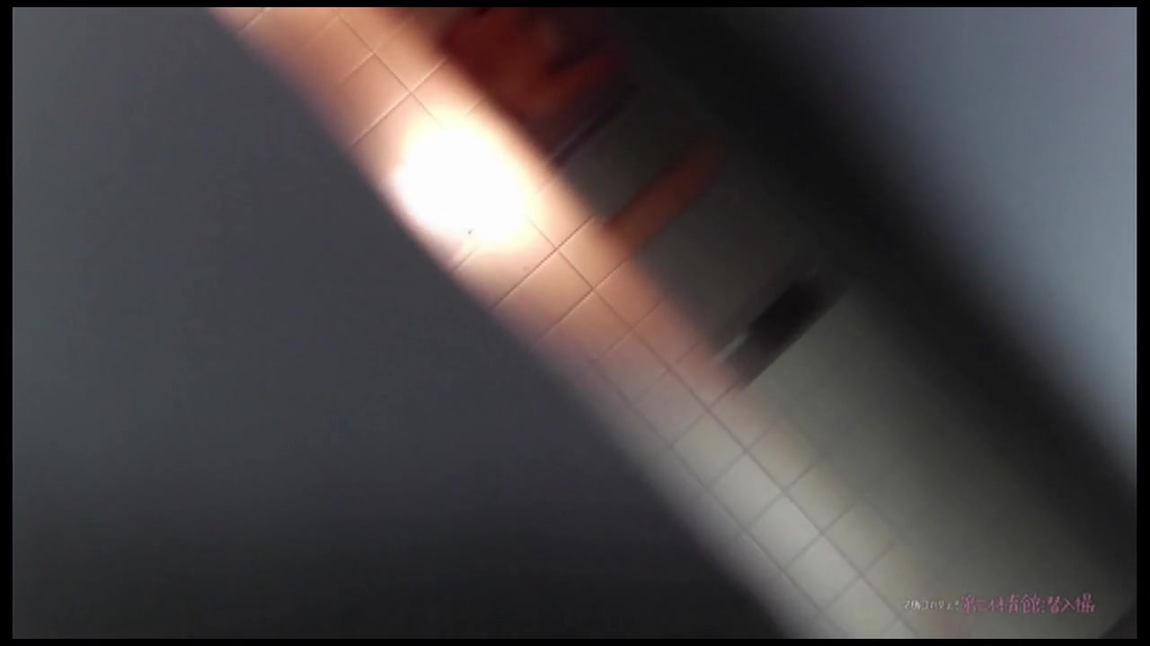 マ○コ丸見え 第三体育館潜入撮 第三体育館File038 最高作誕生 目の前の同〇生に思わず美しいと嘆く現役が サンプル画像4