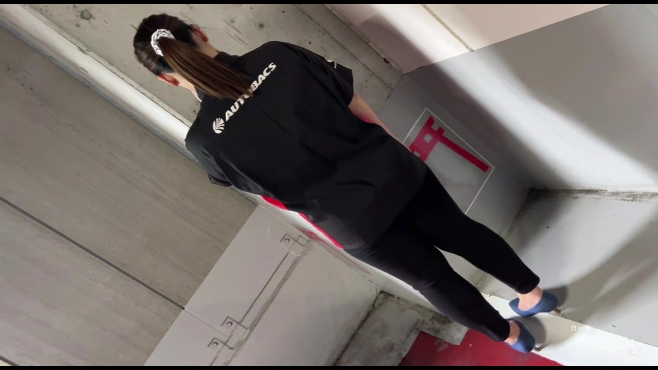 【通い詰めてナンパ成功】お仕事中に制服姿で駐車場に点検という名目で呼び出して野外露出仁王立ちフェラ人が沢山来る中で立ちバック生中出し サンプル画像