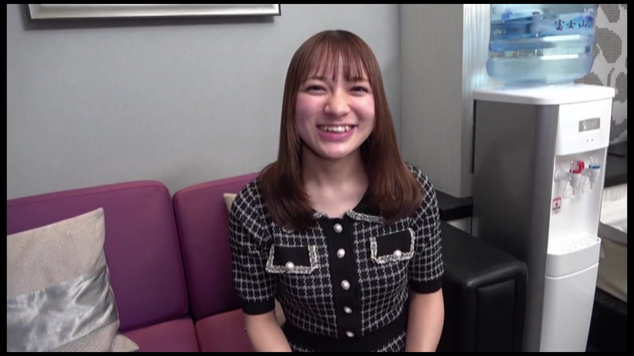 大量潮吹き！真面目で礼儀正しい大手居○屋さんで働くまゆみちゃん♡大人に〇〇〇エッチなビデオに出演。快楽に負け膣イキ連発後、大量膣奥中出し。 サンプル画像0