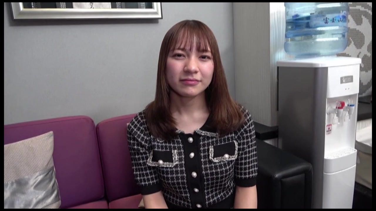 大量潮吹き！真面目で礼儀正しい大手居○屋さんで働くまゆみちゃん♡大人に〇〇〇エッチなビデオに出演。快楽に負け膣イキ連発後、大量膣奥中出し。 サンプル画像1
