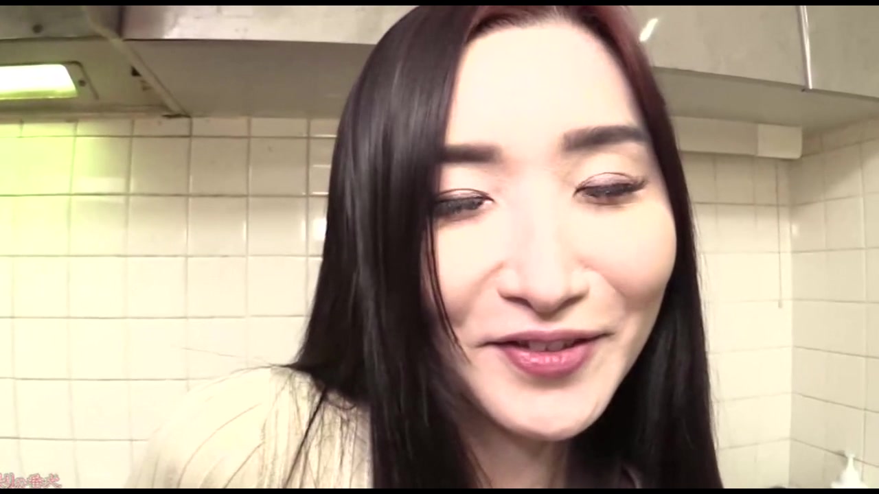 【個人撮影】スタイル良すぎる美人妻、誰もいない自宅の台所で旦那ともしたことのない駅弁ファックで、イキまくる人妻の喘ぎ声が家中に響き渡るｗ サンプル画像