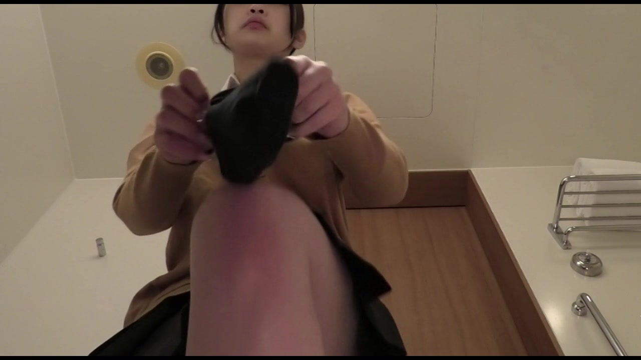 ＜元アイドル研究生だった激カワ18＞制服着衣のままに生挿入！キツキツな膣圧に興奮が止まらなくって中出ししちゃいました！ サンプル画像