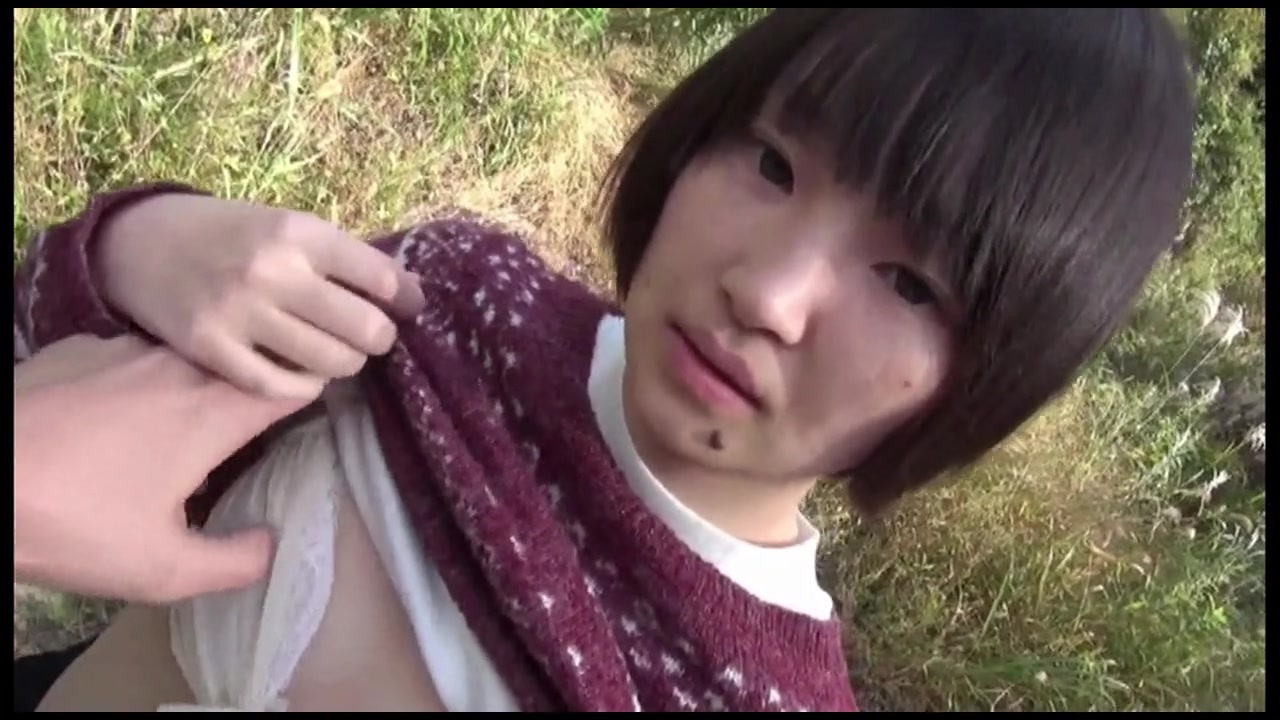 完全顔出し♥149/42の幼◯体型♥中◯生のような童顔ロリータ♥純朴な黒髪美少女18歳が初めての青姦で絶頂膣アクメ♥白昼の羞恥プレイ＆野外での生セックスで本気汁垂れ流しながら膣内射精懇願しちゃいます♥ サンプル画像