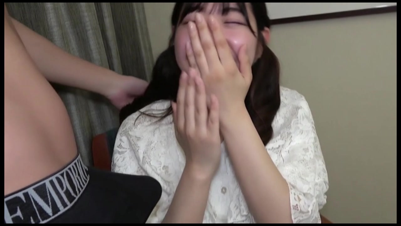 色白女子１９歳。元地下アイドルグループの人気メンバーに生中出しセックス！イチャイチャしてたら濡れまくりまさかの大量潮吹きに恥じらう姿。挿入した瞬間にとろけちゃう敏感体質！Disc-1 サンプル画像