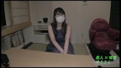【個撮＃NTR妻】お尻がエロ過ぎる…近所にいそうな眼鏡奥様(30)種付けSEX 電動歯ブラシ責め糸引き⇒ゴム無し肉棒膣奥ぐりぐり♂ サンプル画像0