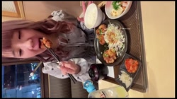 初撮り・無・顔バレ・生中「パチ屋で泣き崩れる小柄な少〇」何故？ サンプル画像1