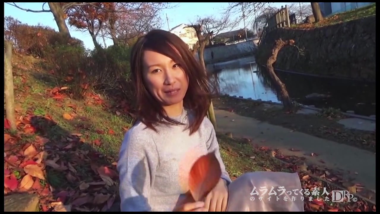 秋の川辺で物思いにふけっている勃起を誘う綺麗系のおねえさんをナンパしてただハメるのではつまらないから制服に着替えてもらって生ハメ中出ししてみました サンプル画像0