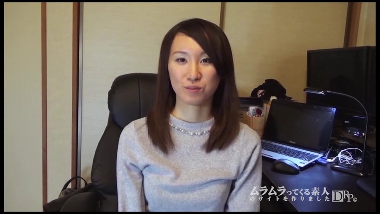 秋の川辺で物思いにふけっている勃起を誘う綺麗系のおねえさんをナンパしてただハメるのではつまらないから制服に着替えてもらって生ハメ中出ししてみました サンプル画像1