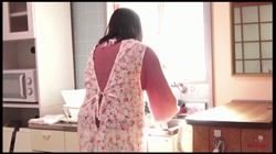 【個人撮影】人の奥さん愛奴6号 友達の美人妻から「お金を貸して欲しい…」と言われたので、弱みにつけ込んでエプロン姿でお皿を洗ってる最中に過激な事をしてみた サンプル画像