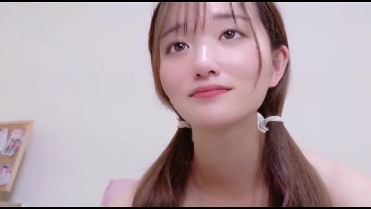 大胆くぱぁを見せつけてくれる黒髪で色白清楚さん サンプル画像