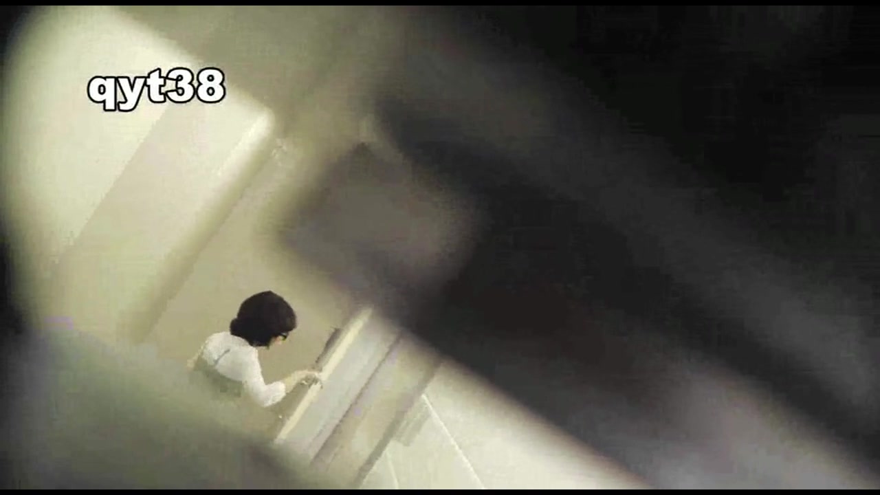お銀さんの「洗面所突入レポート!!」Nol.37 サンプル画像0