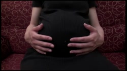 ☆初撮り☆完全顔出し☆出産間近の臨月妊婦♥性欲に飢えたシングルマザーが生ハメSEXに喘ぎまくり！！気張り過ぎて産まれちゃうかも！？ サンプル画像