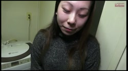 お子さんが部屋でテレビを見ているのに、旦那の借金返済で、知り合いからお金を借りる為に白昼堂々と自宅の浴室でゲス不倫をする主婦。 サンプル画像1