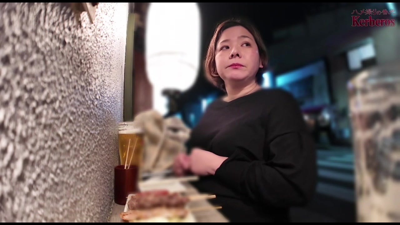 隣で立ち飲みをしてたご近所妻をナンパ!ノリノリでホテルで二次会決行密室で二人きりでいたらムラムラして サンプル画像