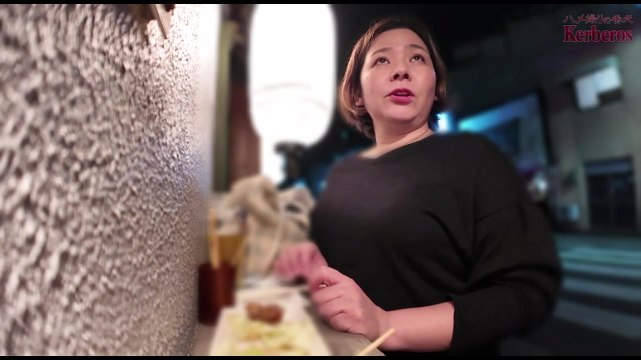 隣で立ち飲みをしてたご近所妻をナンパ!ノリノリでホテルで二次会決行密室で二人きりでいたらムラムラして サンプル画像