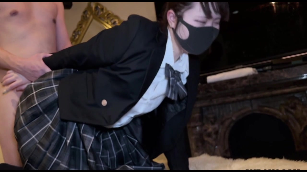 初撮影初々しい18歳なりたて色白ちっぱいちゃん制服着させて成り行きでおじさんに特濃精〇をぶち込まれる サンプル画像