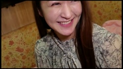 顔晒し！！長い髪を乱しながら崩れていく姿を見て強引に彼女の裸体を扱うとその理性を失いかけていた。 サンプル画像0