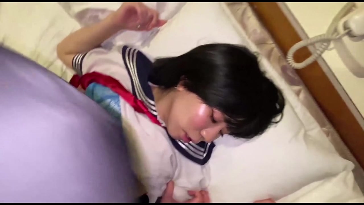 【顔出し】セーラー服を着せたらとてもよく似合っていたので唾液だらけのキスをして体液を彼女へ注入、そして興奮してしまい乱れたセーラー服姿の彼女へ中出し サンプル画像