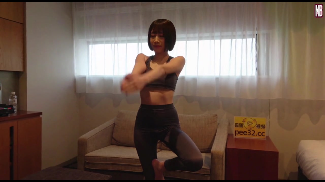 女体シェア会 第13章後編 女体シェア会後、彼氏の留守中に彼氏の友人が再訪。ヨガ中の彼女を半ば強引に誘いNTR、激ピストンからソファーで中出し【海外版】 サンプル画像