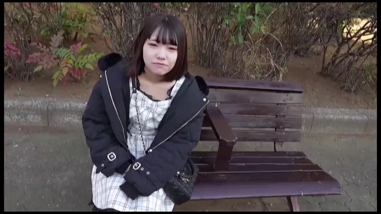 【初撮り】【顔出し】未処理好き必見。険しい顔に口内射精した後、密林のごとく生え揃った剛毛まんこに生チンポ挿入の2射精。 サンプル画像0