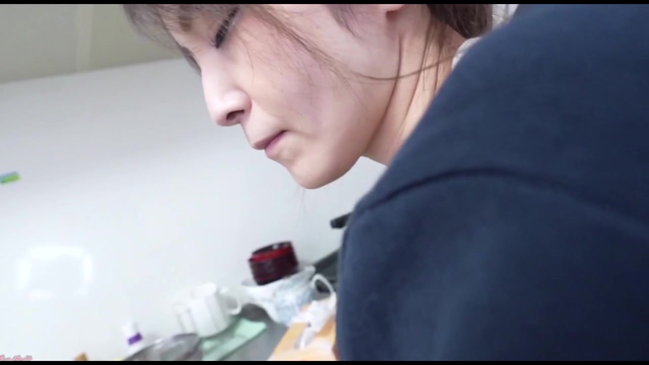 スタイル抜群！神スタイルの美人妻！平和な人生なのに、刺激が欲しい…近所を気にしながらも自宅で大胆不倫しちゃうエロ妻が凄いｗ サンプル画像