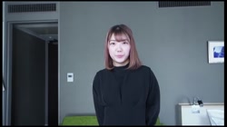 少女のような笑顔の清楚美女が驚愕のフェラテク！室内に響き渡るジュボジュボフェラ音で、自分でおっきくしたデカチンにハメられイキまくりの無許可中出し！ サンプル画像
