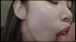 完全顔出し！！シネマ画風！愛嬌満点のふわふわFcup美巨乳美体の女子大生！！肉棒を丹念に舐め上げ美巨乳を大きく揺らし体液まみれの膣中に連続射精！！ サンプル画像18