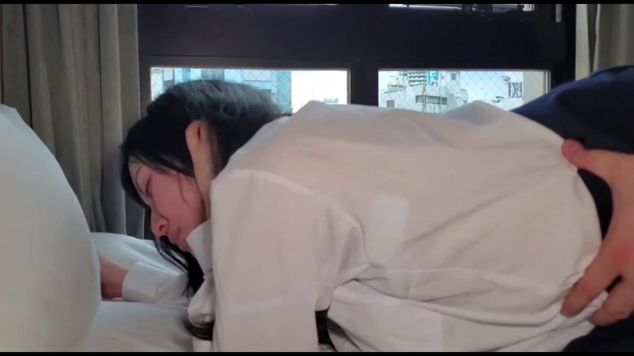 黒髪ロングの優等生。卒業後大人になった彼女と、久々の制服ハメ撮り。 サンプル画像