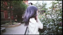シネマ画風！！秋晴れの空の下で可憐な女子大生と。脱がせてみると生え揃った剛毛がびっしりと・・・清楚な彼女の中に膣内射精！！ サンプル画像0