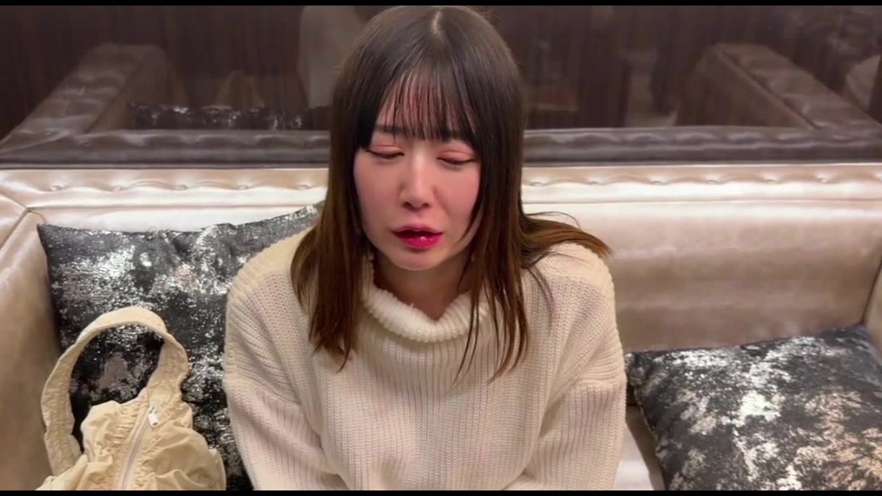 【中出し・顔出し】夫から寝取って欲しいと差し出された訳ありの色白巨乳人妻。旦那の思惑も知らずに固い他人棒を挿入され大量中出しされました サンプル画像