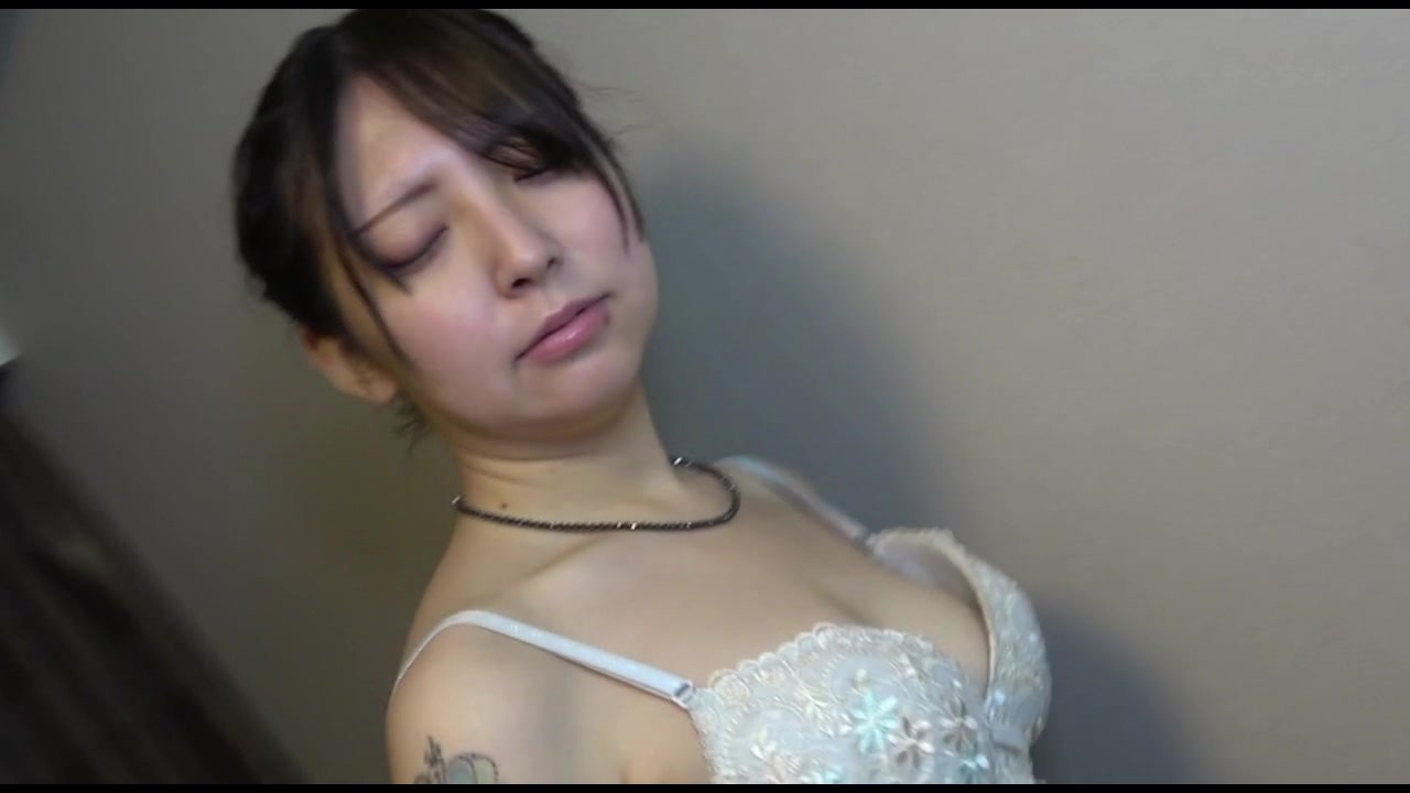 【初撮】クールなスレンダーアパレル美人店員。上反りチンポで顔を赤くさせ「だめ～いく！」と何度も痙攣。濡れマンコにたっぷり生中出し教育。 サンプル画像