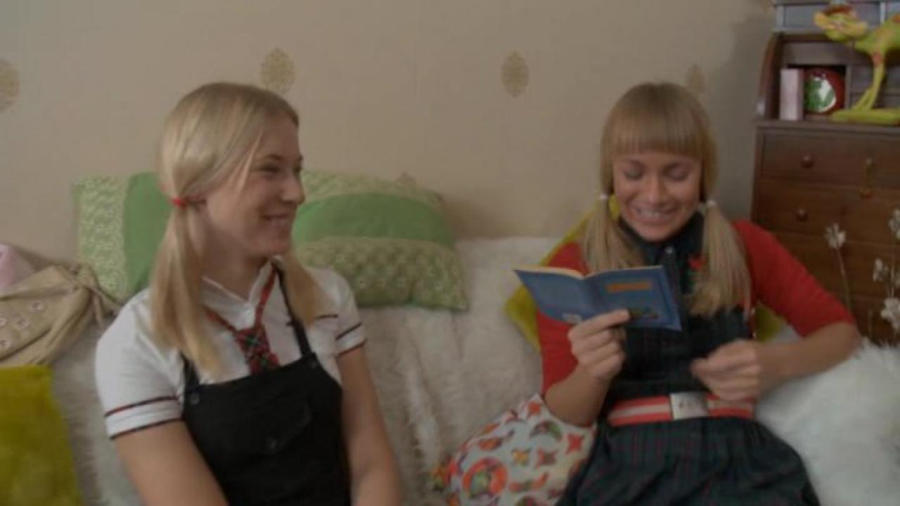 Young Lesbian Sluts 2 サンプル画像