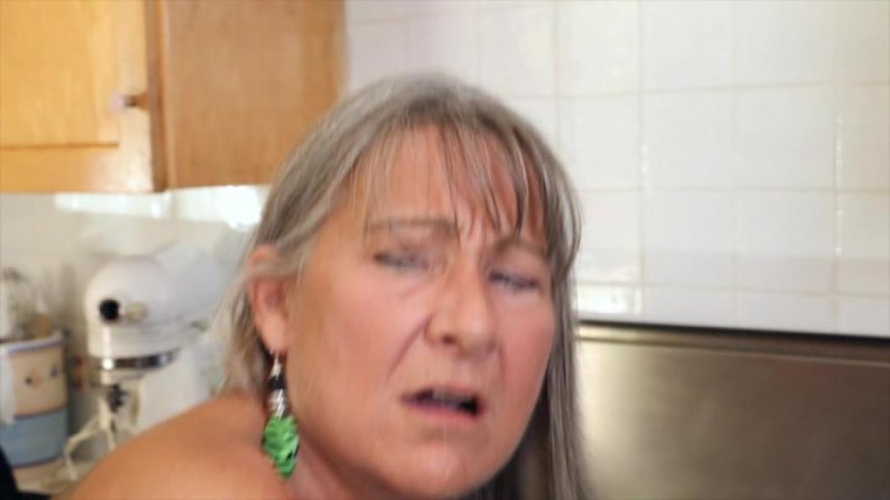Granny Fucks Her Godson サンプル画像