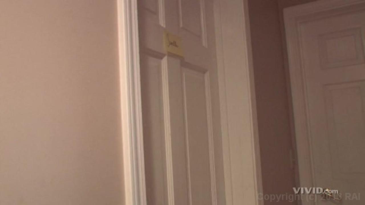 Sis Wives XXX: A Porn Parody サンプル画像1