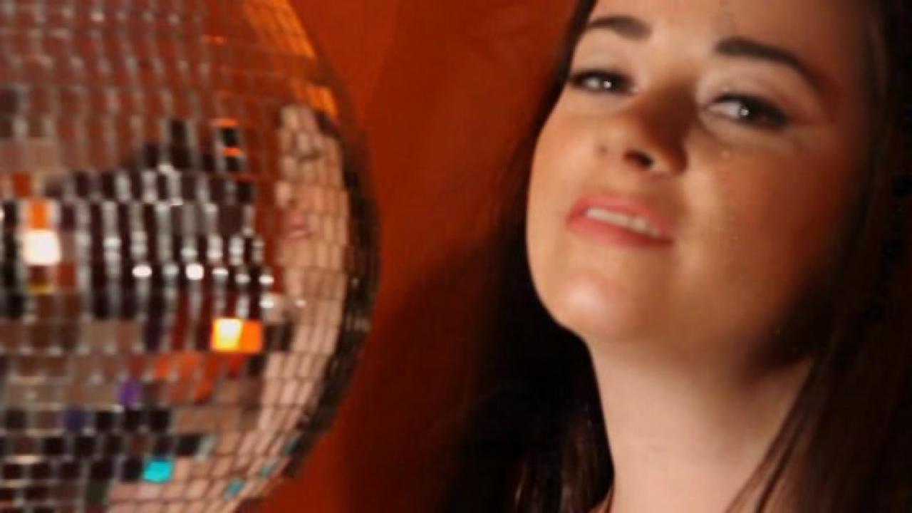 Taylor Vixens A Lesbian サンプル画像
