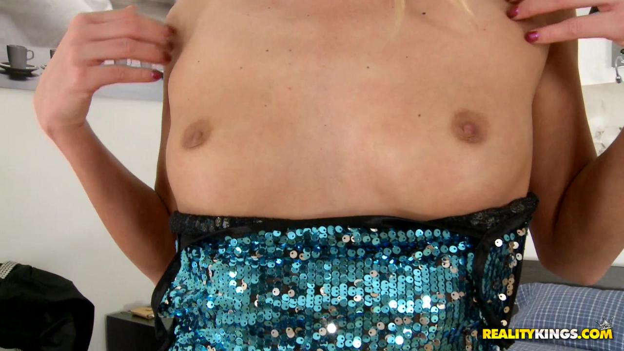 My Hot Roommate 11 サンプル画像