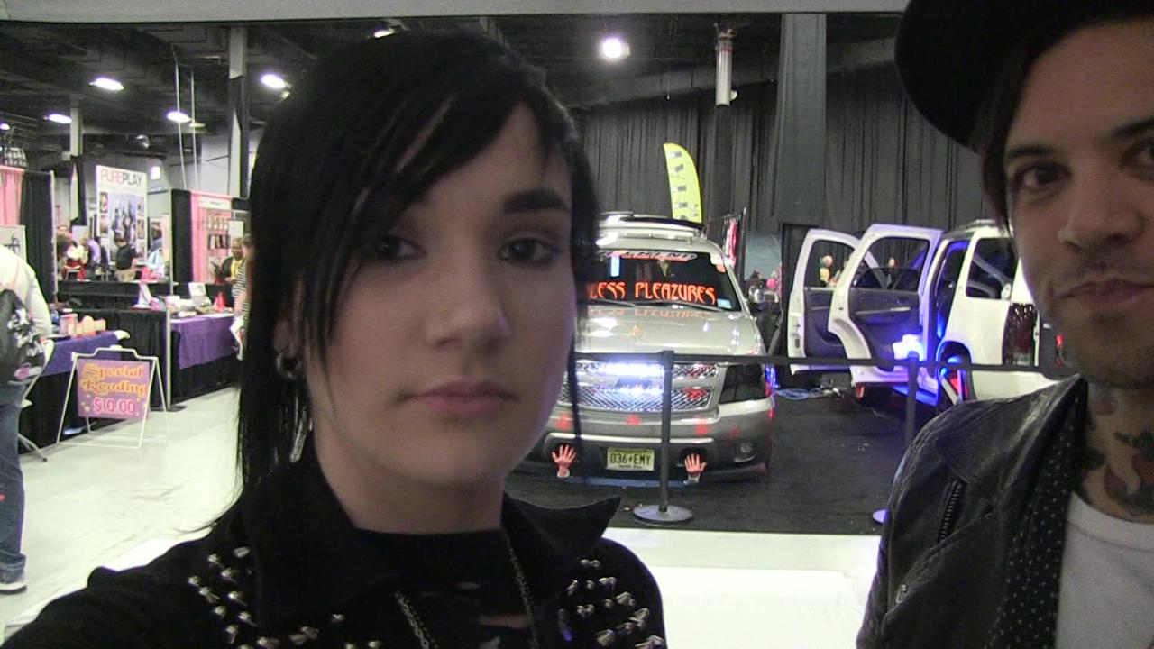 Nikki Hearts & Leigh Raven's Real Fucking Lesbians: Coast To Coast サンプル画像