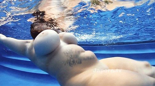 Big Tit Skinny Dip サンプル画像